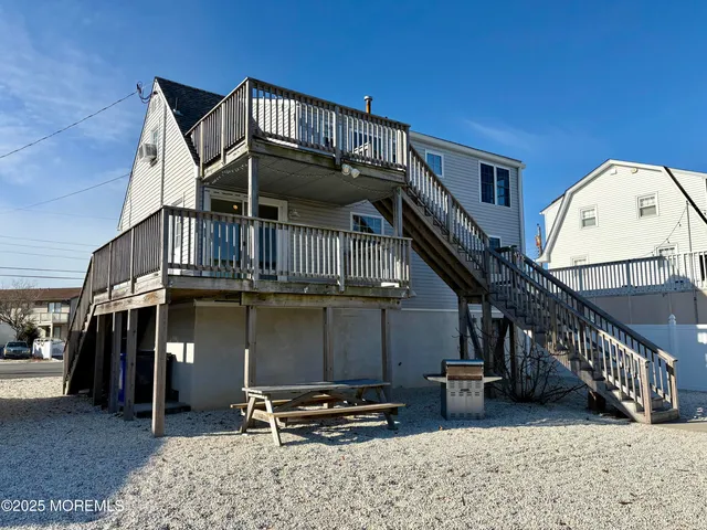 a view of entryway with a front door