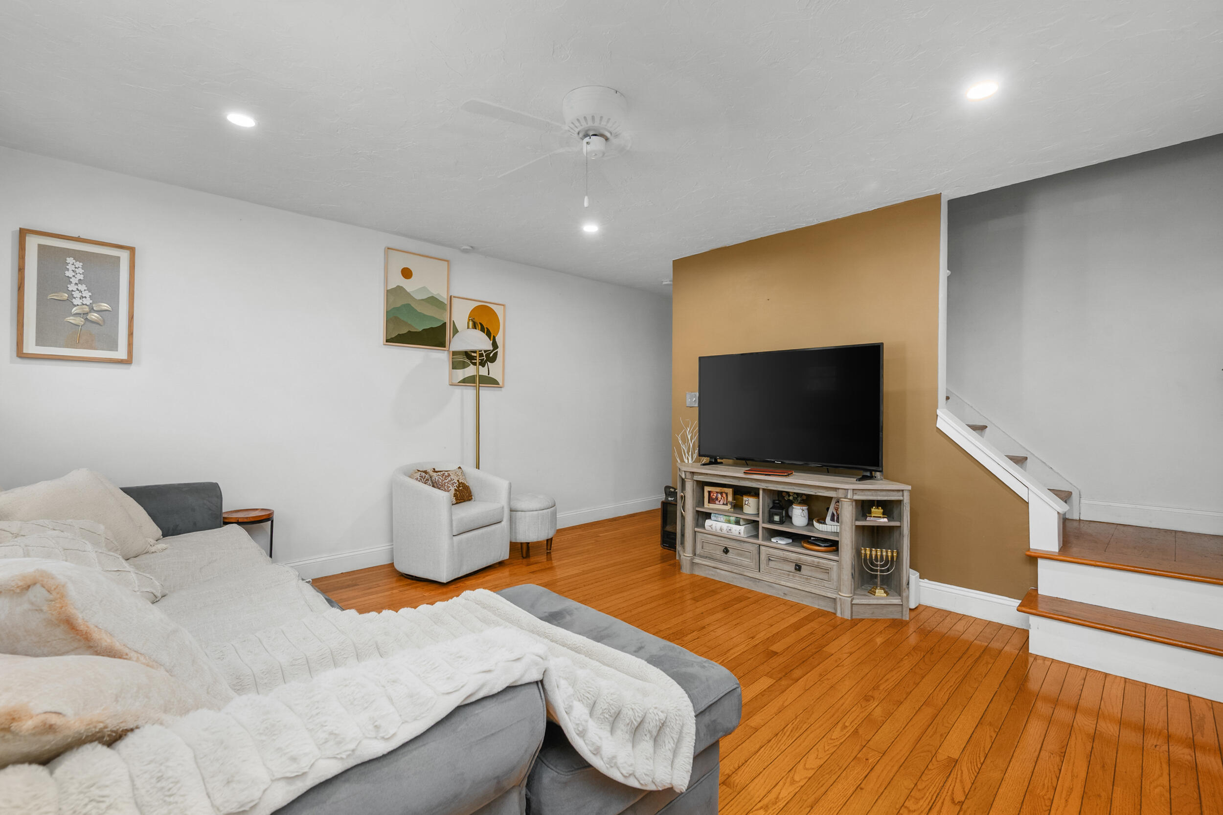 300 Falmouth Road, Unit 9E Mashpee, MA 02649 - Photo 9 of 37 Living Room