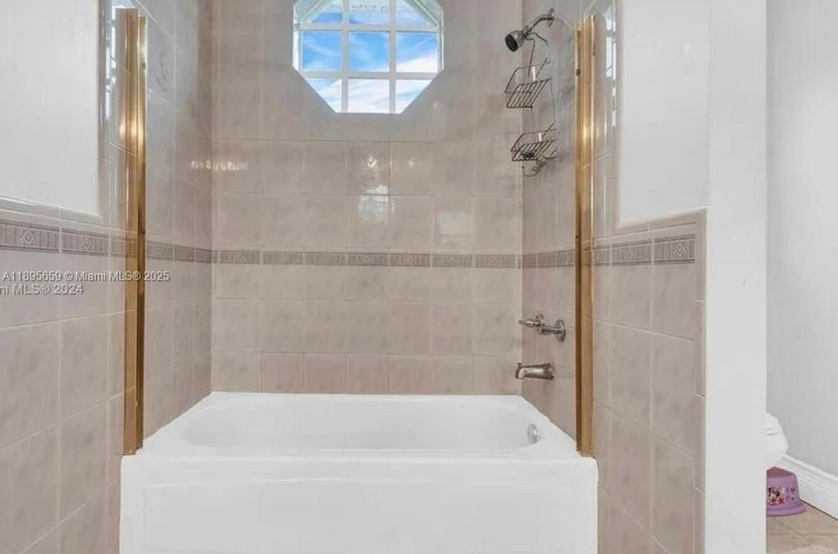 19905 Southwest 135th Avenue Miami, FL 33177 - Photo 24 of 34 a bathroom with a bathtub