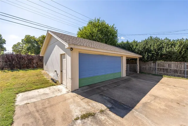 a view of a back yard of the house