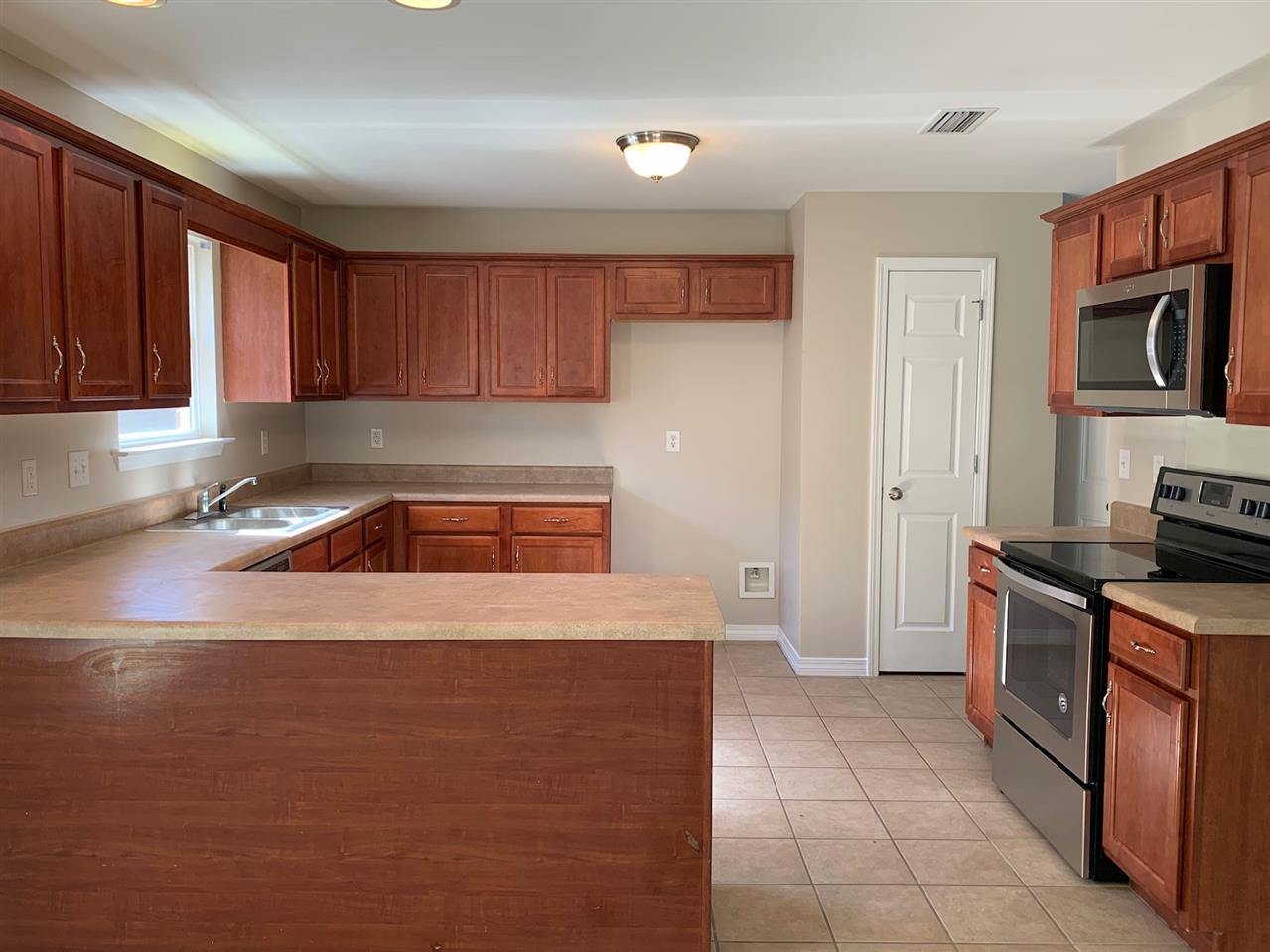 1906 Colorado Court Foley, AL 36535 - Photo 2 of 19 Kitchen