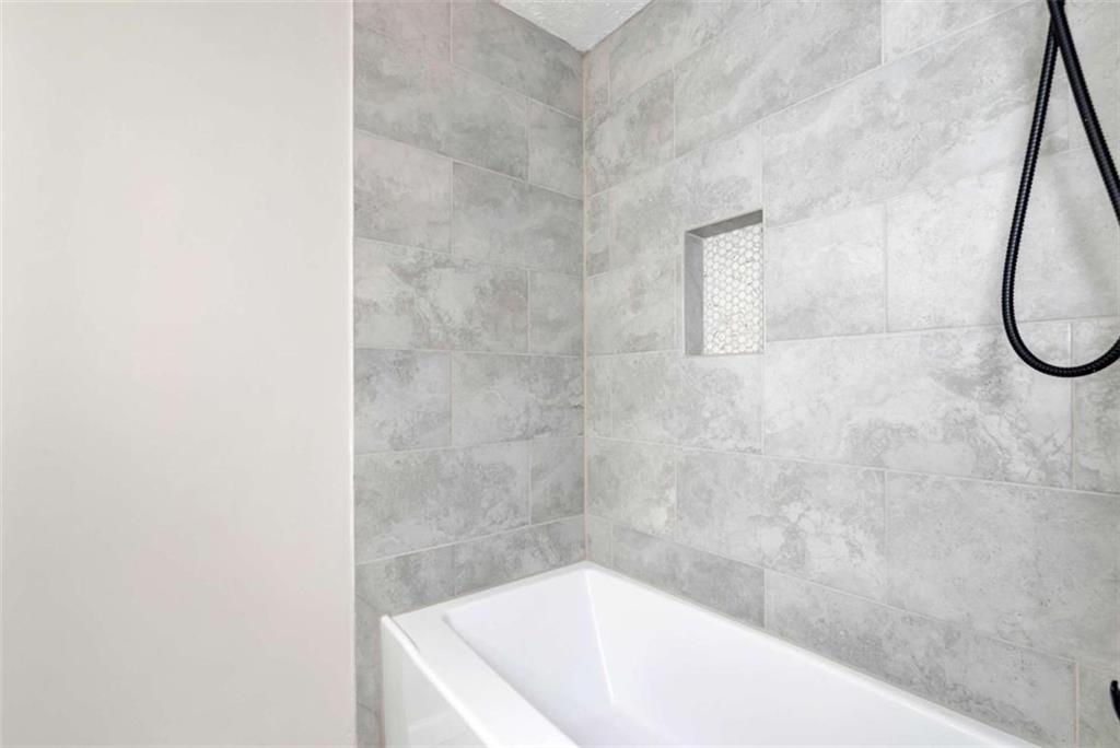 145 Beaverdam Road Winterville, GA 30683 - Photo 28 of 39 a bathroom with a bathtub