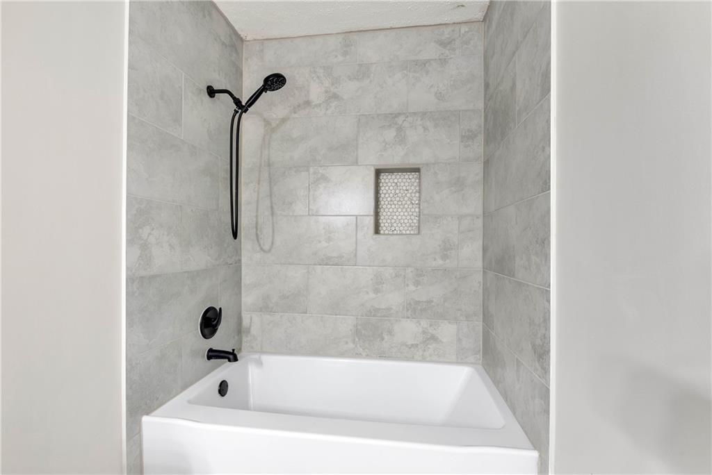 145 Beaverdam Road Winterville, GA 30683 - Photo 34 of 53 a bathroom with a bathtub
