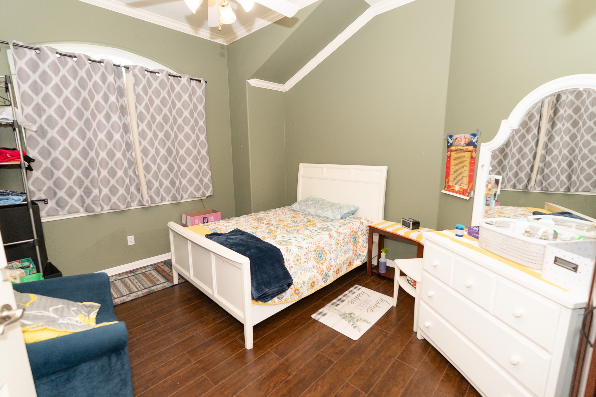 17426 Colony Creek Drive Spring, TX 77379 - Photo 14 of 26 a room with a bed and a table