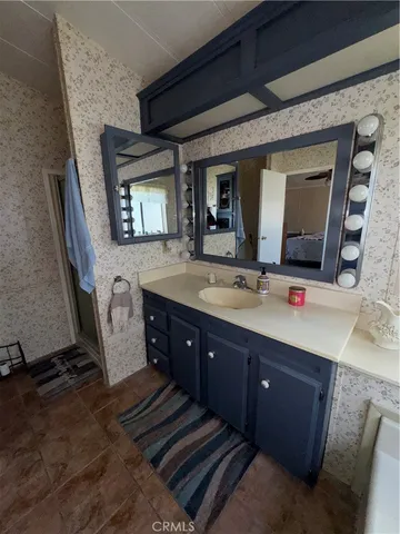 a view of a house with backyard and garden