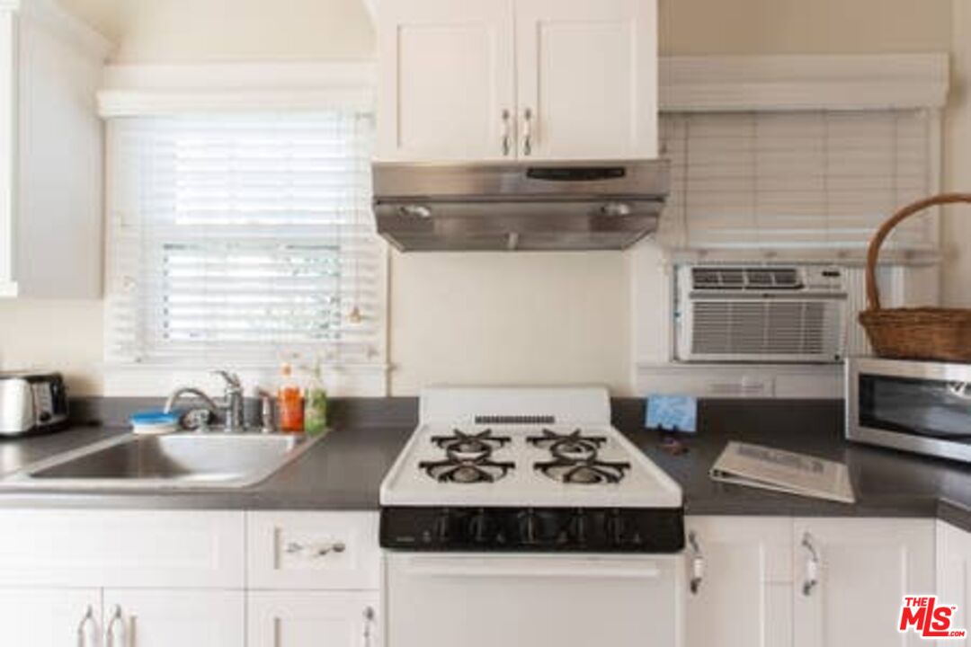 2318 Strongs Drive Venice, CA 90291 - Photo 17 of 19 a kitchen with a stove and a cabinets