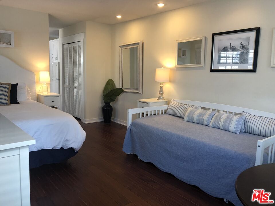 2318 Strongs Drive Venice, CA 90291 - Photo 7 of 19 a bedroom with bed and window