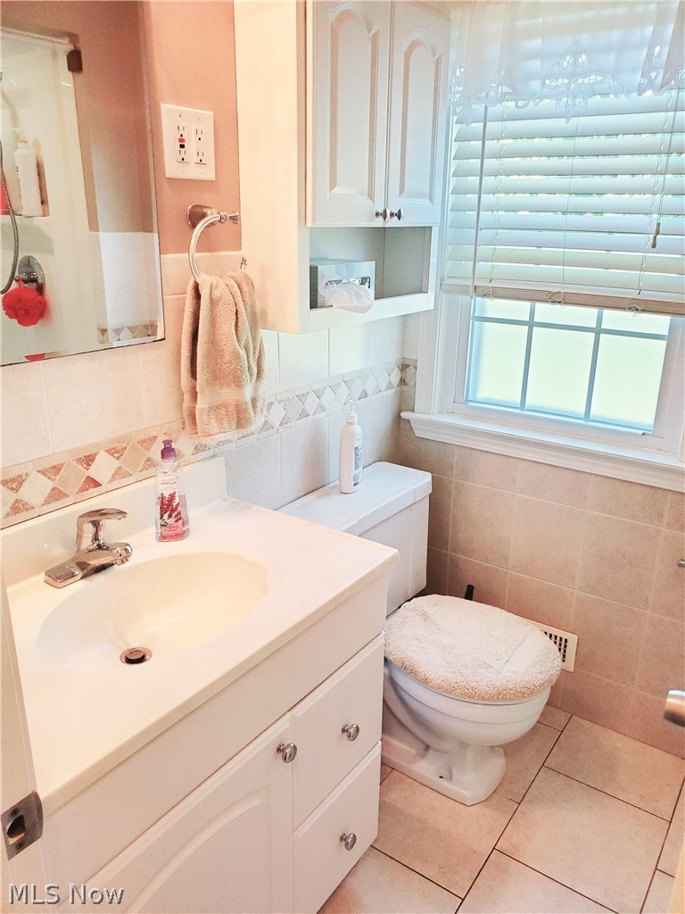1249 Blanchester Road Lyndhurst, OH 44124 - Photo 12 of 22 2nd floor full bath