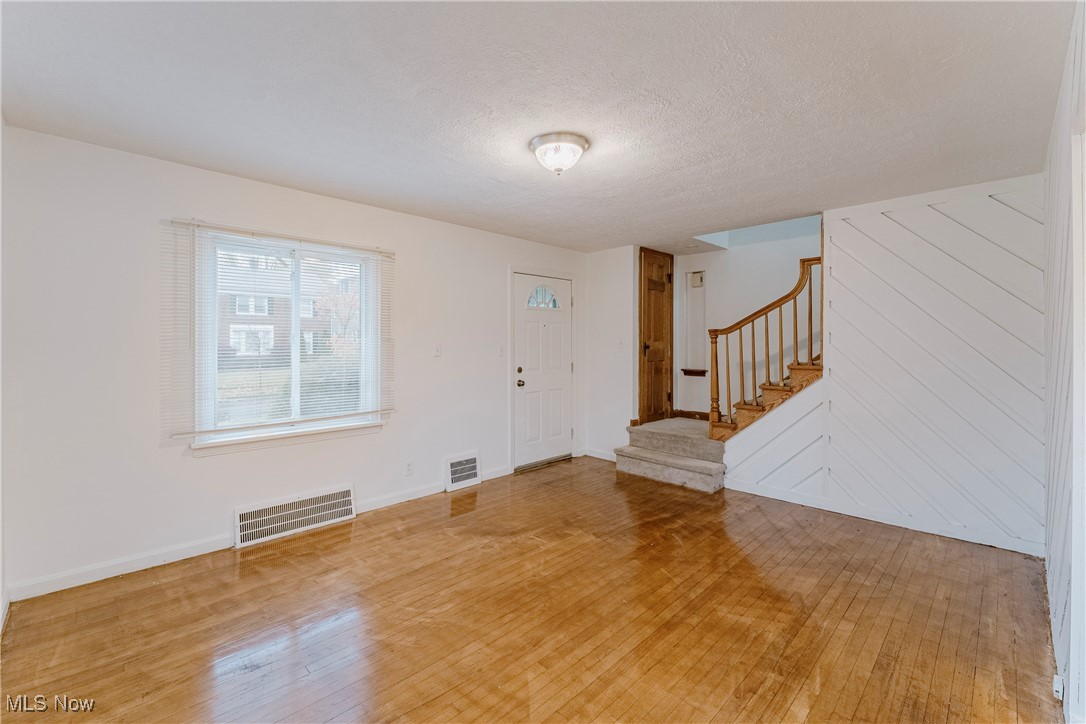 3348 Milverton Road Cleveland, OH 44120 - Photo 3 of 32