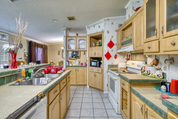 a kitchen that has a lot of cabinets in it