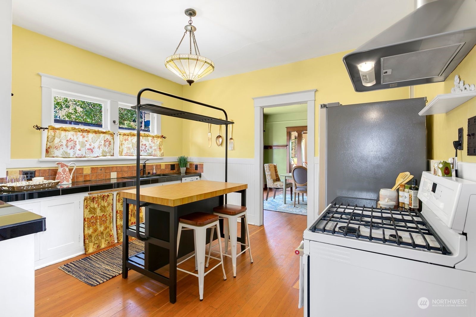 3102 8th Street Everett, WA 98201 - Photo 8 of 22 a kitchen with a table and chairs
