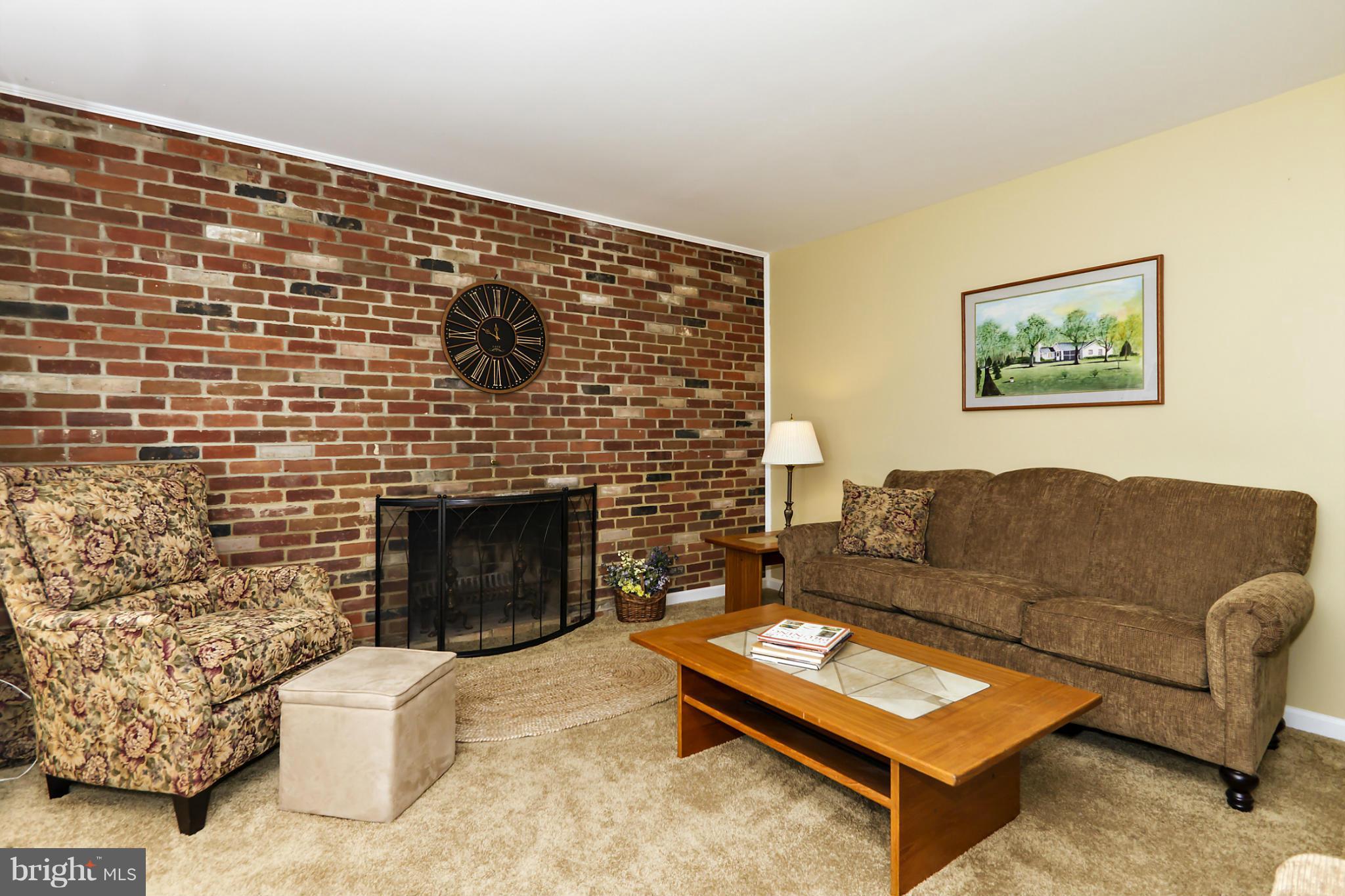 1543 Long Point Road Pasadena, MD 21122 - Photo 4 of 30 LIVING ROOM - VIEW 2