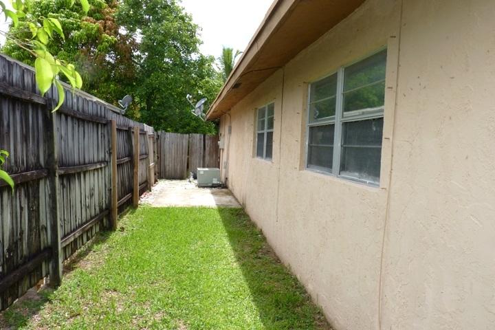 5944 South Rue Road West Palm Beach, FL 33415 - Photo 18 of 19 SIDE