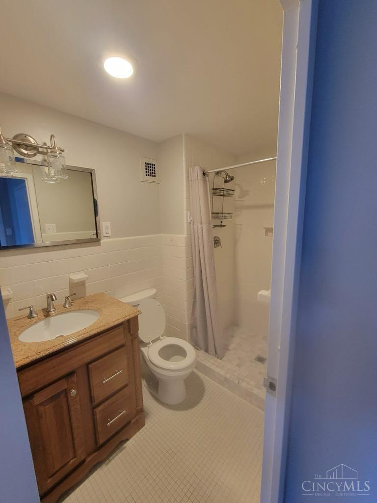 2324 Madison Road, Unit 204 Cincinnati, OH 45208 - Photo 22 of 34 Walk in tile shower (doors available if requested)