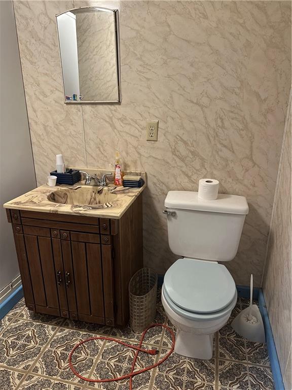 514 South Washington Street Butler, PA 16001 - Photo 22 of 27 a bathroom with a toilet sink and mirror