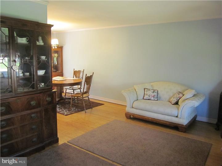 34 Flamingo Road Hatboro, PA 19040 - Photo 4 of 19 Living Room