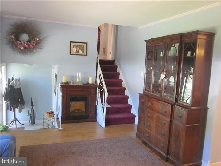34 Flamingo Road Hatboro, PA 19040 - Photo 5 of 19 Living Room