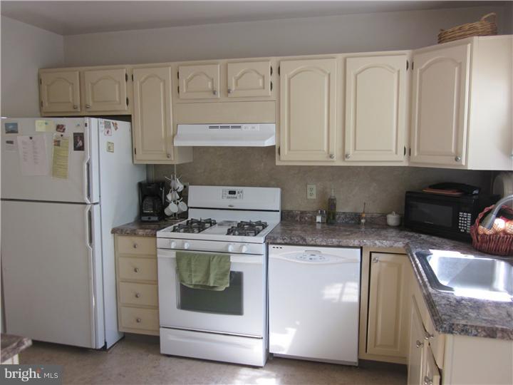 34 Flamingo Road Hatboro, PA 19040 - Photo 8 of 19 Kitchen