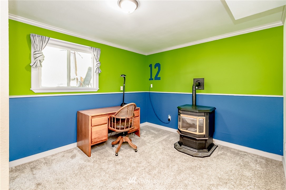 15911 OK Mill Road Snohomish, WA 98290 - Photo 21 of 40 a room with furniture