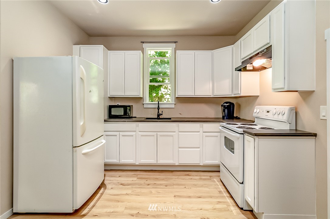 15911 OK Mill Road Snohomish, WA 98290 - Photo 29 of 40 a kitchen with stainless steel appliances granite countertop a refrigerator sink and stove