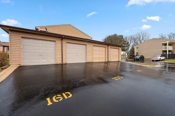 $239,900 | 15 D Fernwood Drive, Bolingbrook, IL 60440