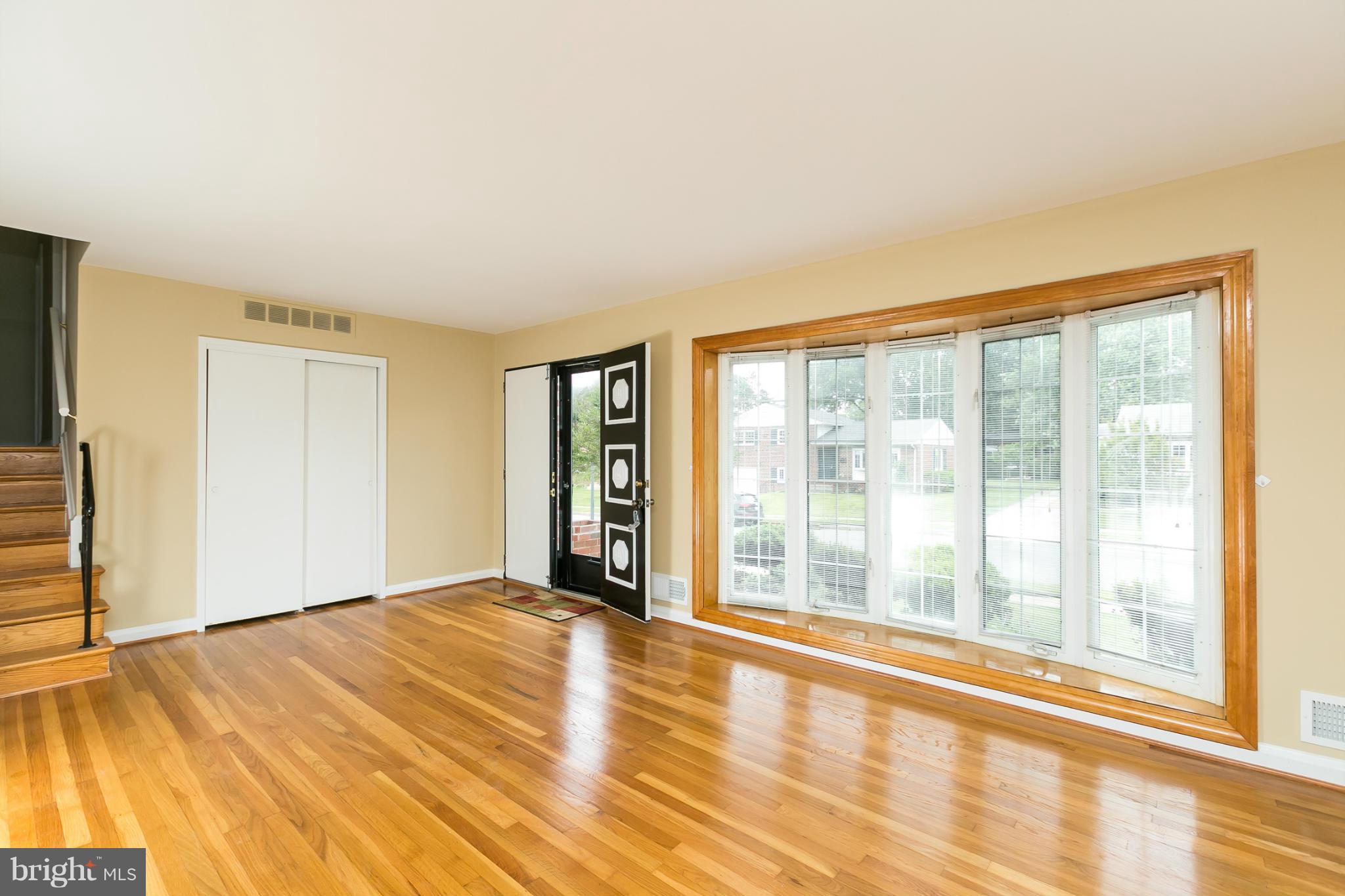 214 Quaker Ridge Road Lutherville-Timonium, MD 21093 - Photo 3 of 29 Living Room