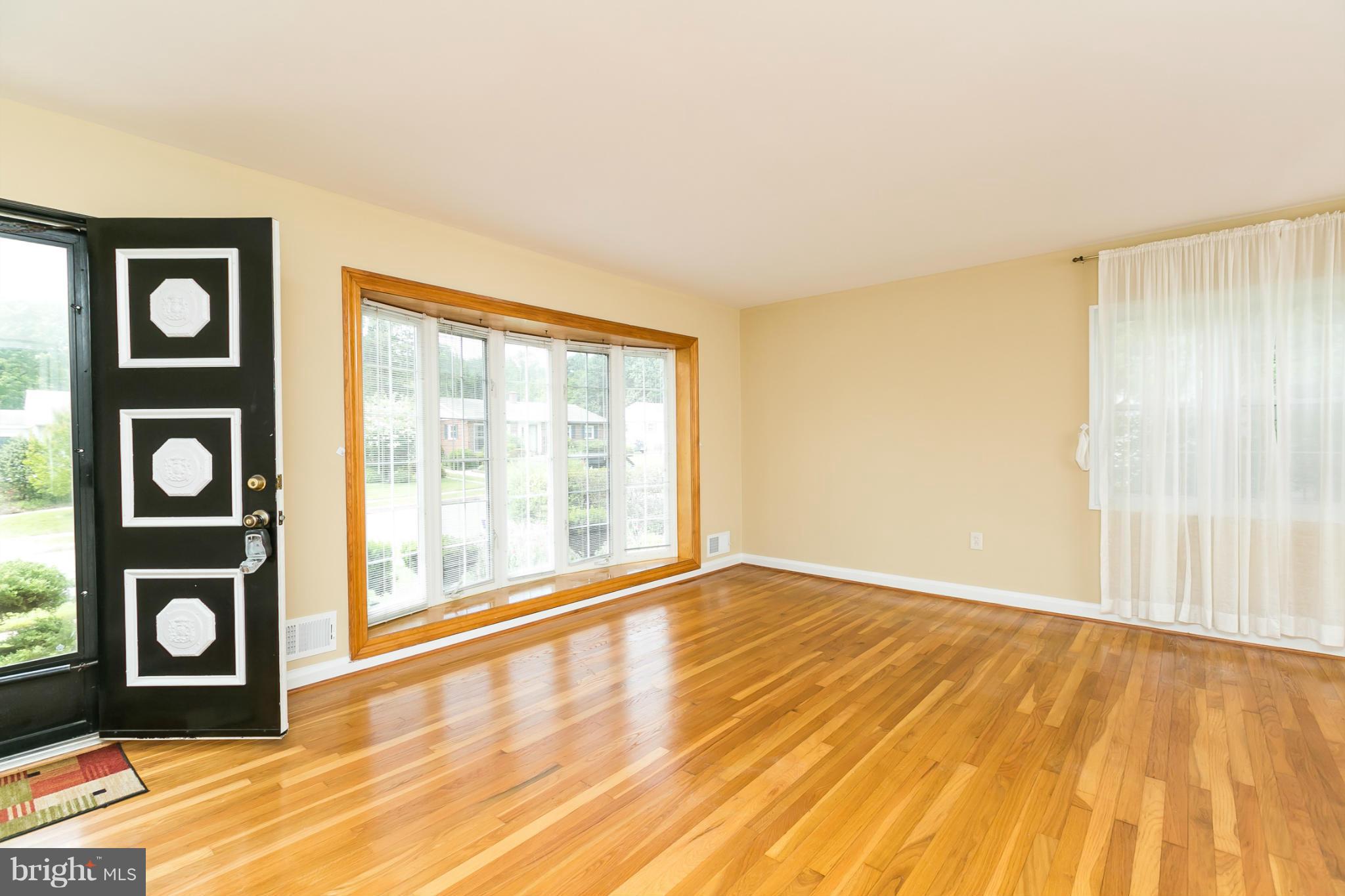 214 Quaker Ridge Road Lutherville-Timonium, MD 21093 - Photo 4 of 29 Large Living Room w/ bay window
