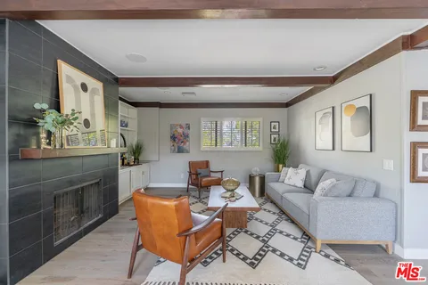 $1,950,000 | 5858 McDonie Avenue, Woodland Hills, CA 91367