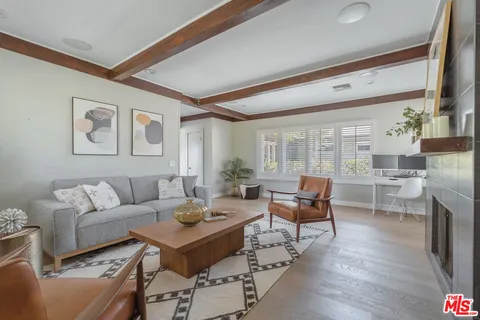 $1,950,000 | 5858 McDonie Avenue, Woodland Hills, CA 91367