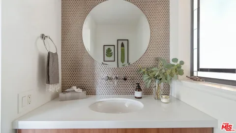 $1,950,000 | 5858 McDonie Avenue, Woodland Hills, CA 91367