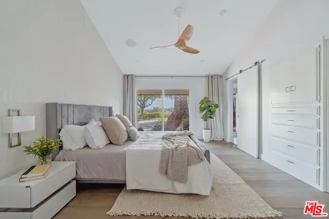 $1,950,000 | 5858 McDonie Avenue, Woodland Hills, CA 91367