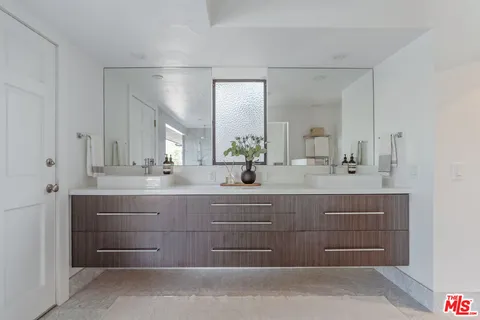 $1,950,000 | 5858 McDonie Avenue, Woodland Hills, CA 91367