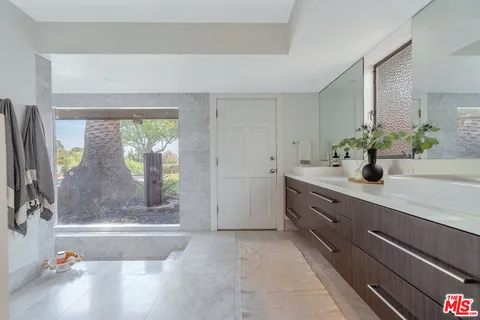 $1,950,000 | 5858 McDonie Avenue, Woodland Hills, CA 91367