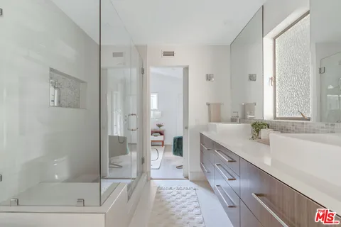 $1,950,000 | 5858 McDonie Avenue, Woodland Hills, CA 91367