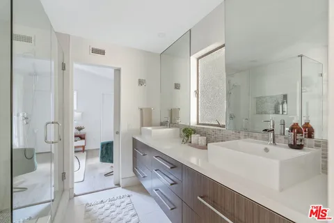 $1,950,000 | 5858 McDonie Avenue, Woodland Hills, CA 91367