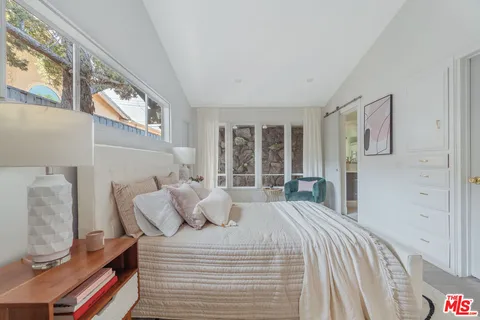 $1,950,000 | 5858 McDonie Avenue, Woodland Hills, CA 91367