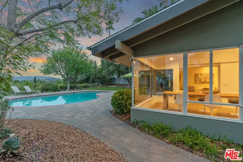 $1,950,000 | 5858 McDonie Avenue, Woodland Hills, CA 91367