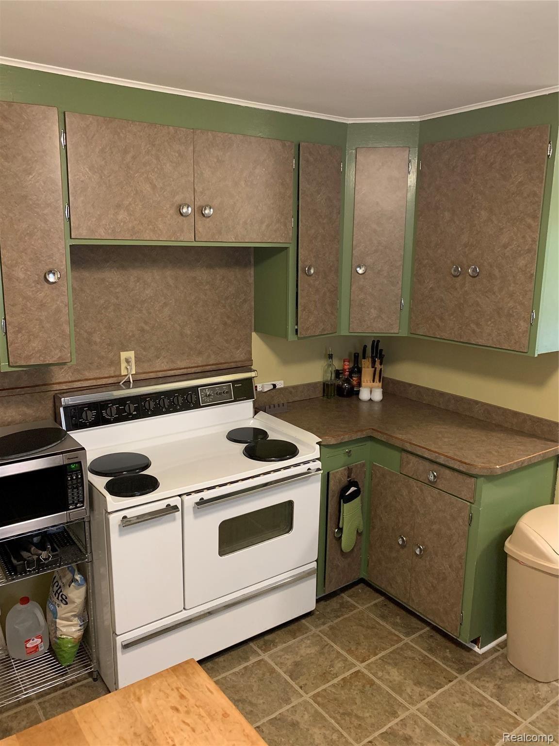 29851 Kelly Road Roseville, MI 48066 - Photo 11 of 19 9ABF7228-1F7F-41CD-8392-78983BFED62C.jpeg