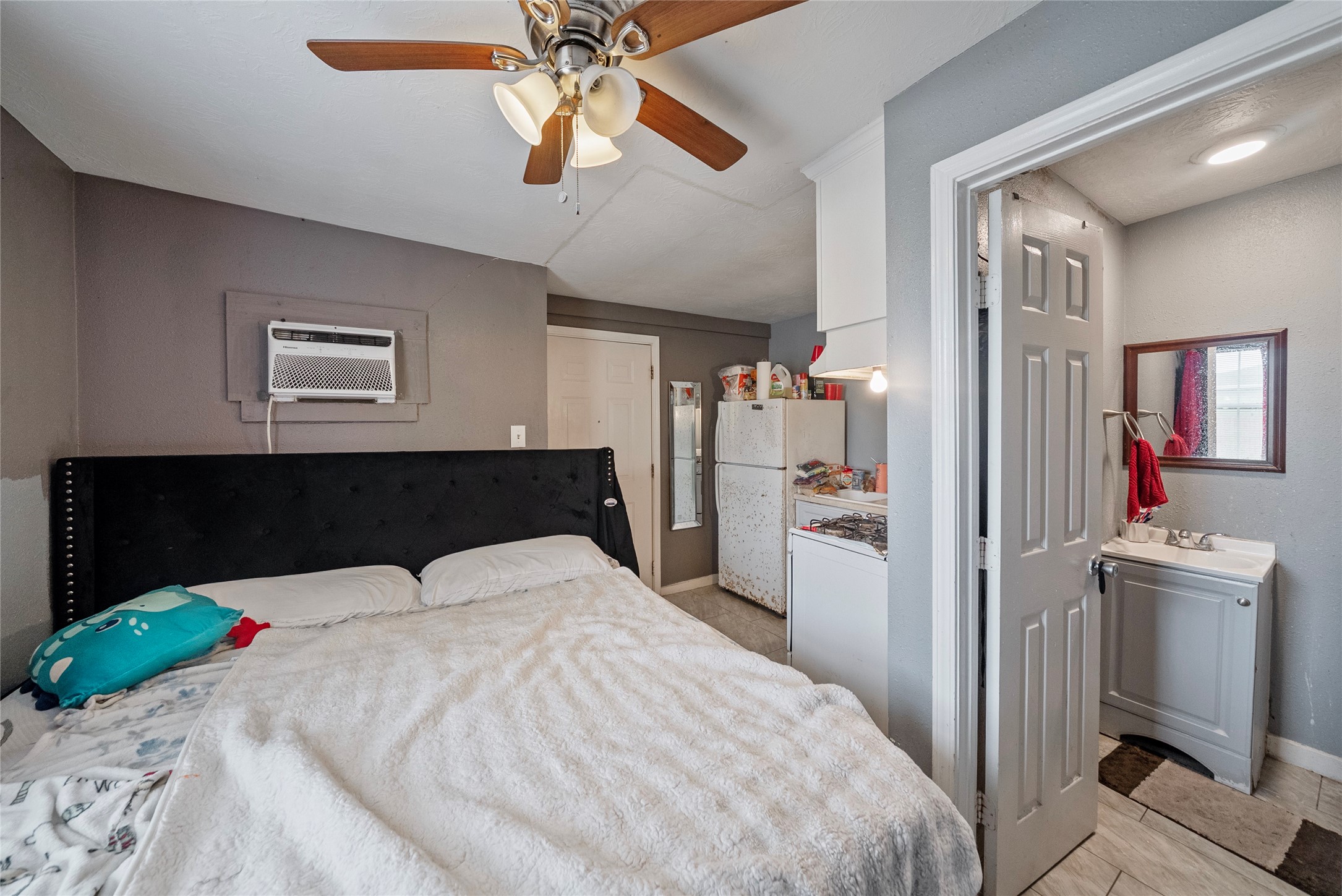 7938 Kerr Street, Unit 6 Houston, TX 77029 - Photo 11 of 18 a bedroom with a bed and a chandelier