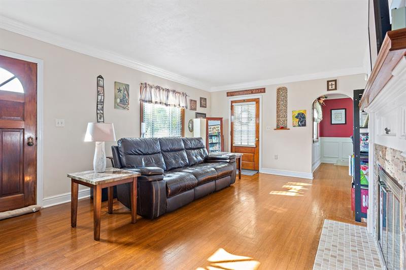 46 Herbst Road Coraopolis, PA 15108 - Photo 7 of 21 Neutral Dcor in the Living Room.