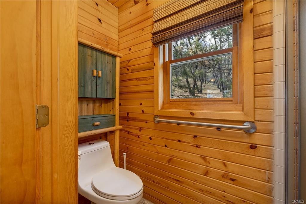 52815 Timberview Road North Fork, CA 93643 - Photo 18 of 75 a bathroom with a toilet and a shower curtain