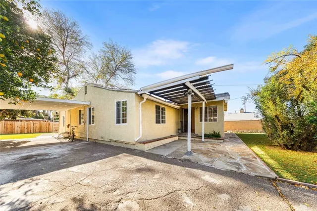 a view of a house with a yard
