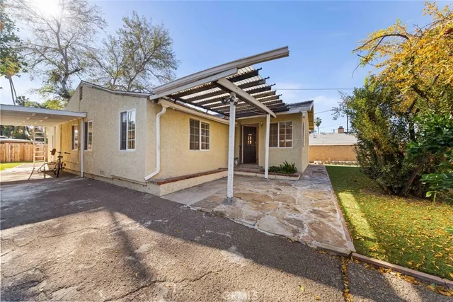 a view of a pathway of a wooden fence