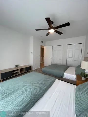 a bed room with two twin beds in it