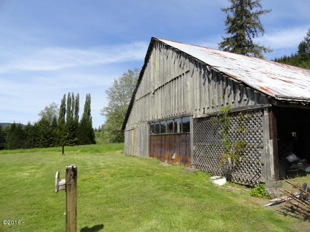 1230 Moonshine Park Road Logsden, OR 97357 - Photo 5 of 34 Large barn built in the 1930's