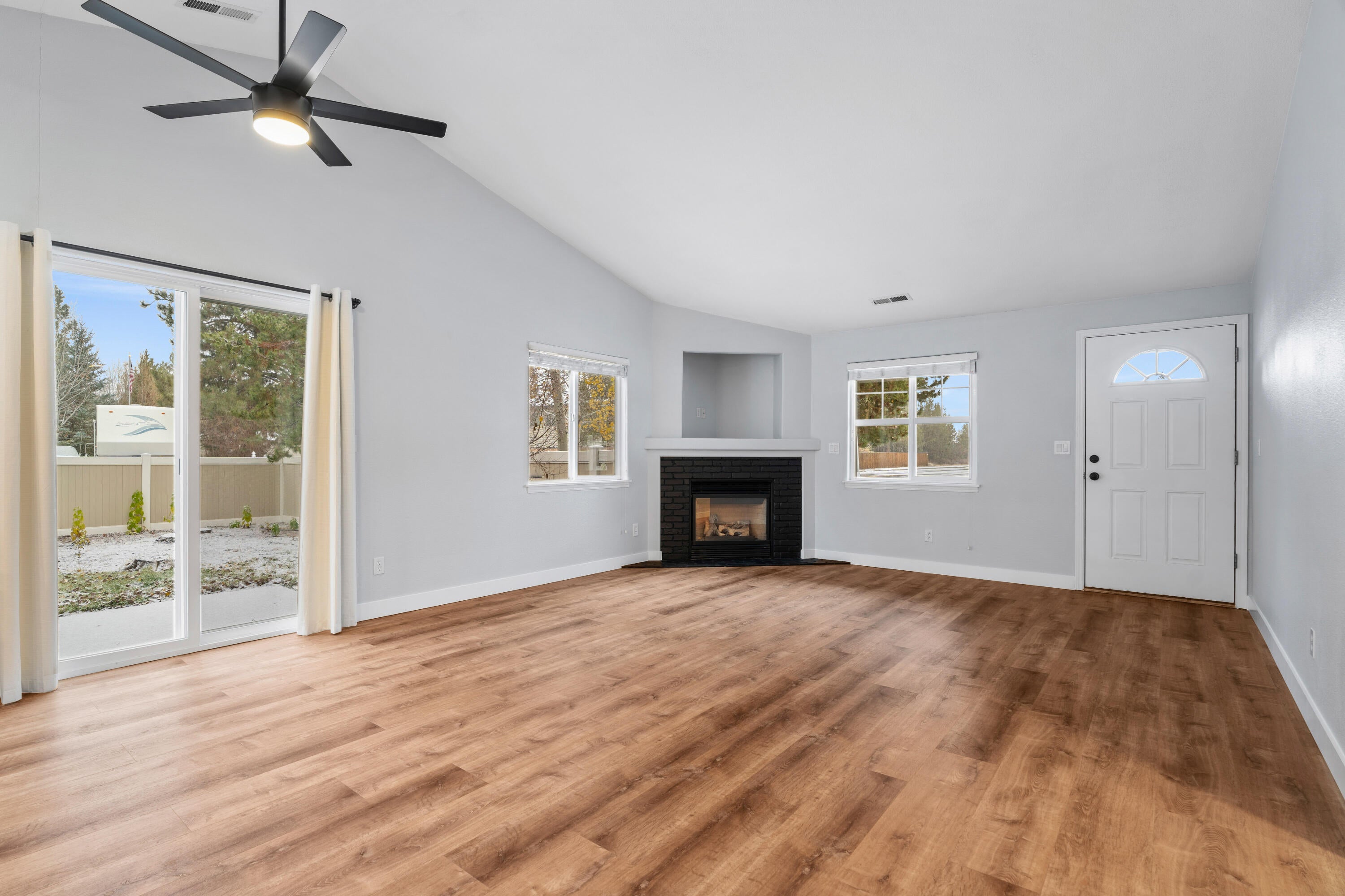 16605 William Foss Road La Pine, OR 97739 - Photo 2 of 25 02-Living Room