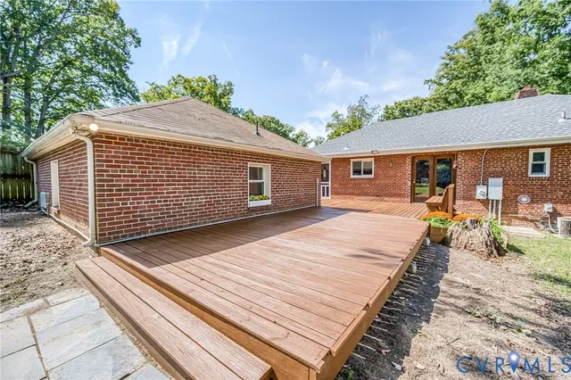 a view of a back yard of the house