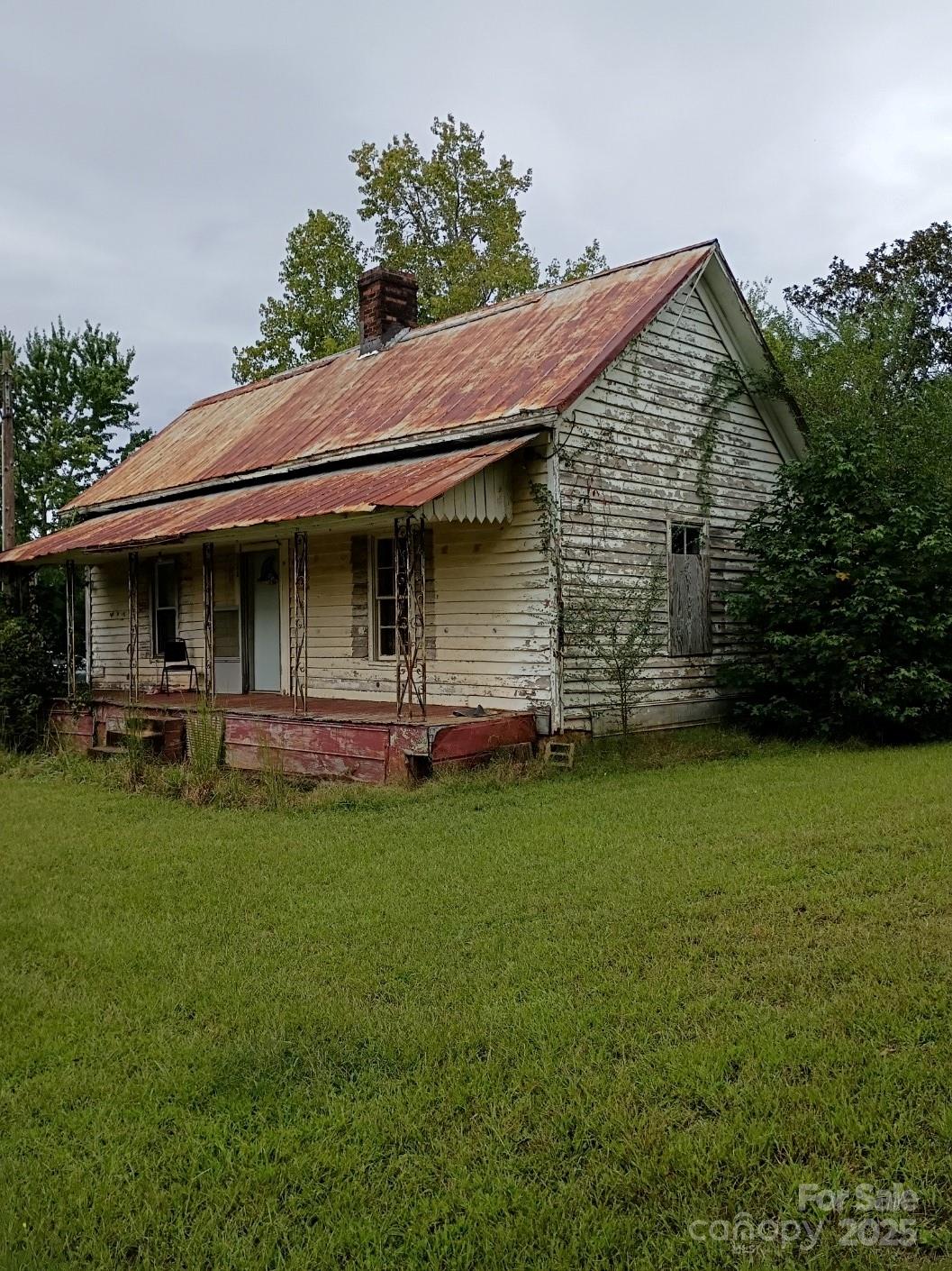 a view of a house with a backyard