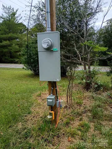 a bench is sitting in the middle of a yard