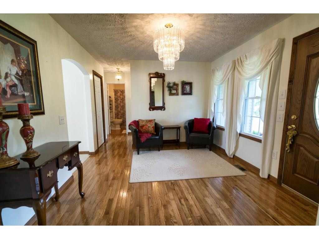 19089 Cleveland Road Abingdon, VA 24211 - Photo 2 of 17 Foyer
